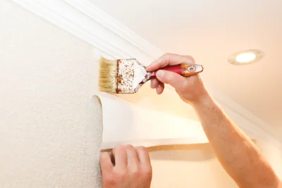 Pose de papier peint au Gué-de-Longroi — revêtements muraux et toiles de verre